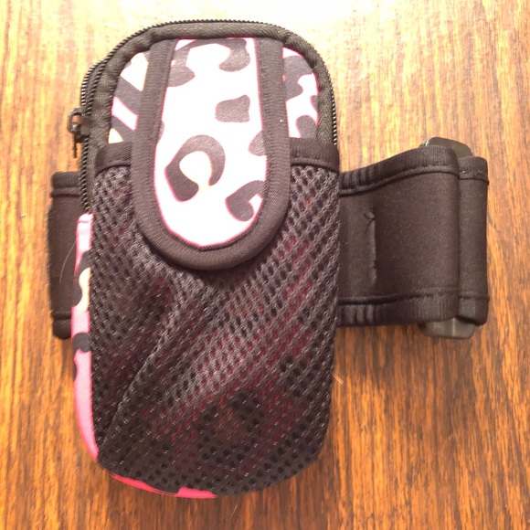 Adjustable Workout Arm Band/Case for Phone/IPod - Picture 3 of 7